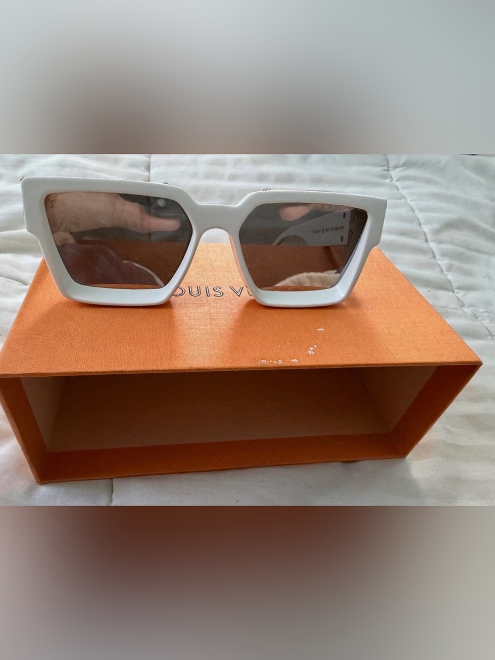 Louis Vuitton Fashion White Sunglasses - Picture 2 of 10